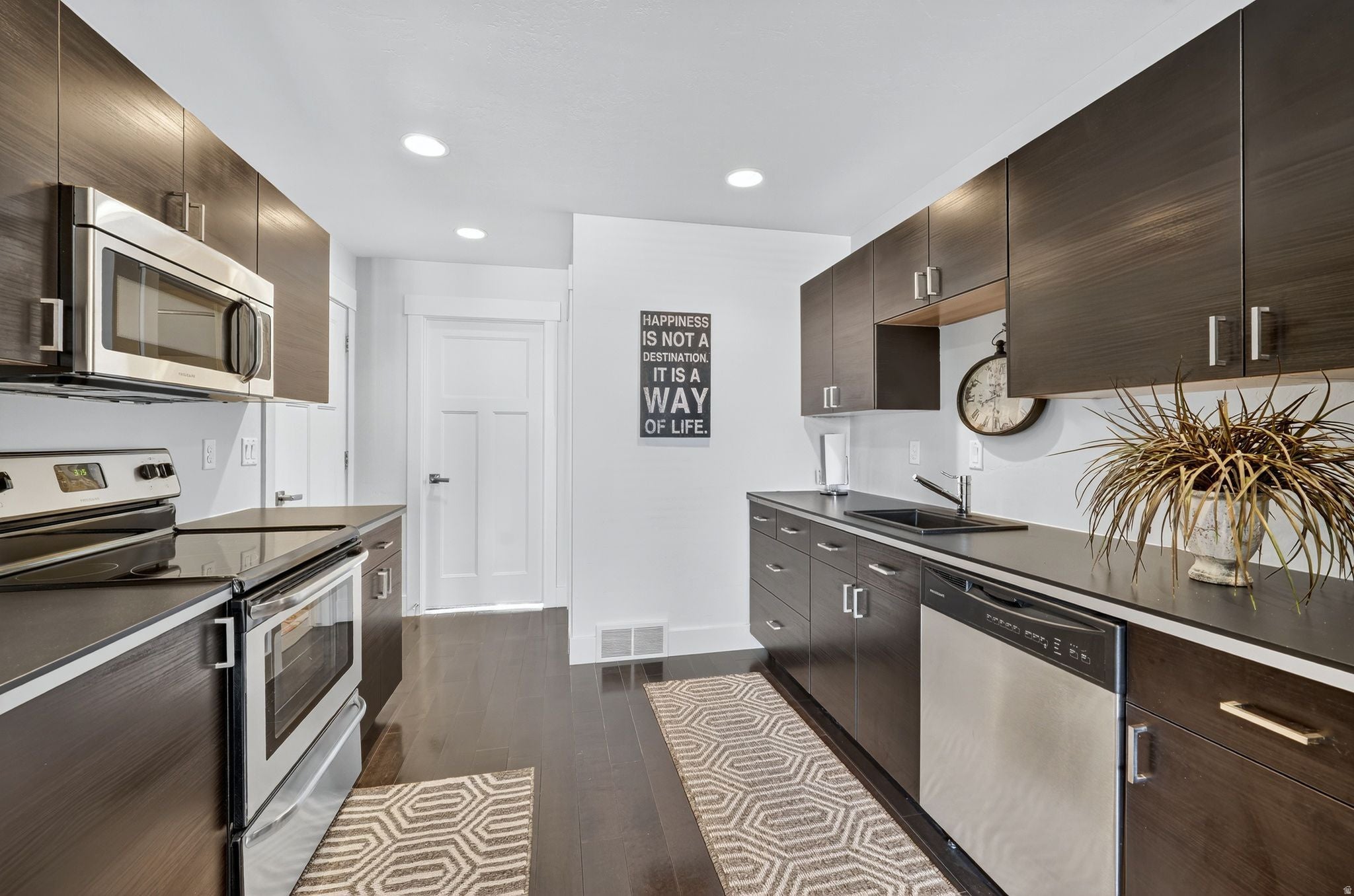 Bluffdale, Utah, 84065, United States, 7 Bedrooms Bedrooms, ,9 BathroomsBathrooms,Residential,Active,1987237