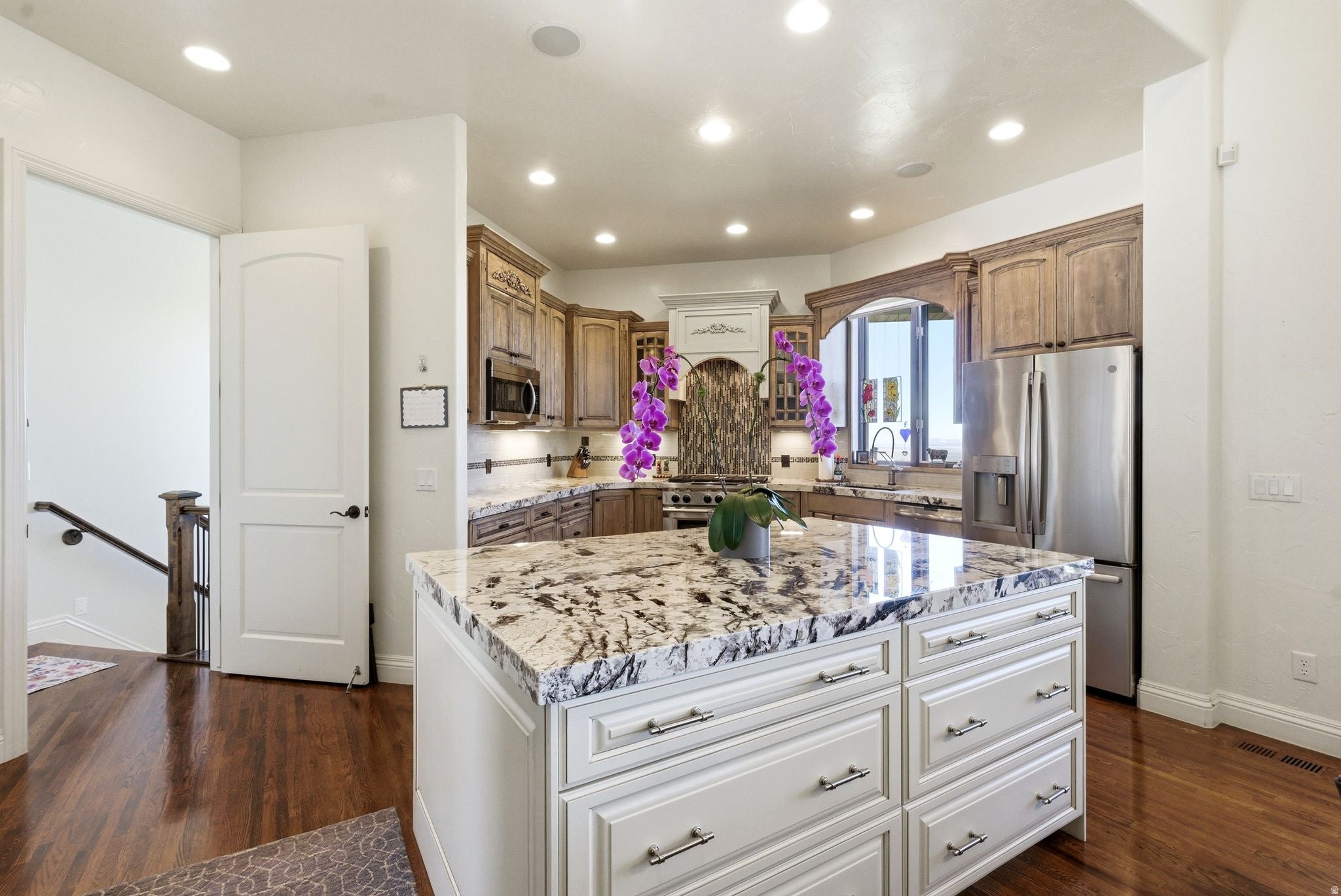 Bountiful, Utah, 84010, United States, 6 Bedrooms Bedrooms, ,6 BathroomsBathrooms,Residential,Active,2044576