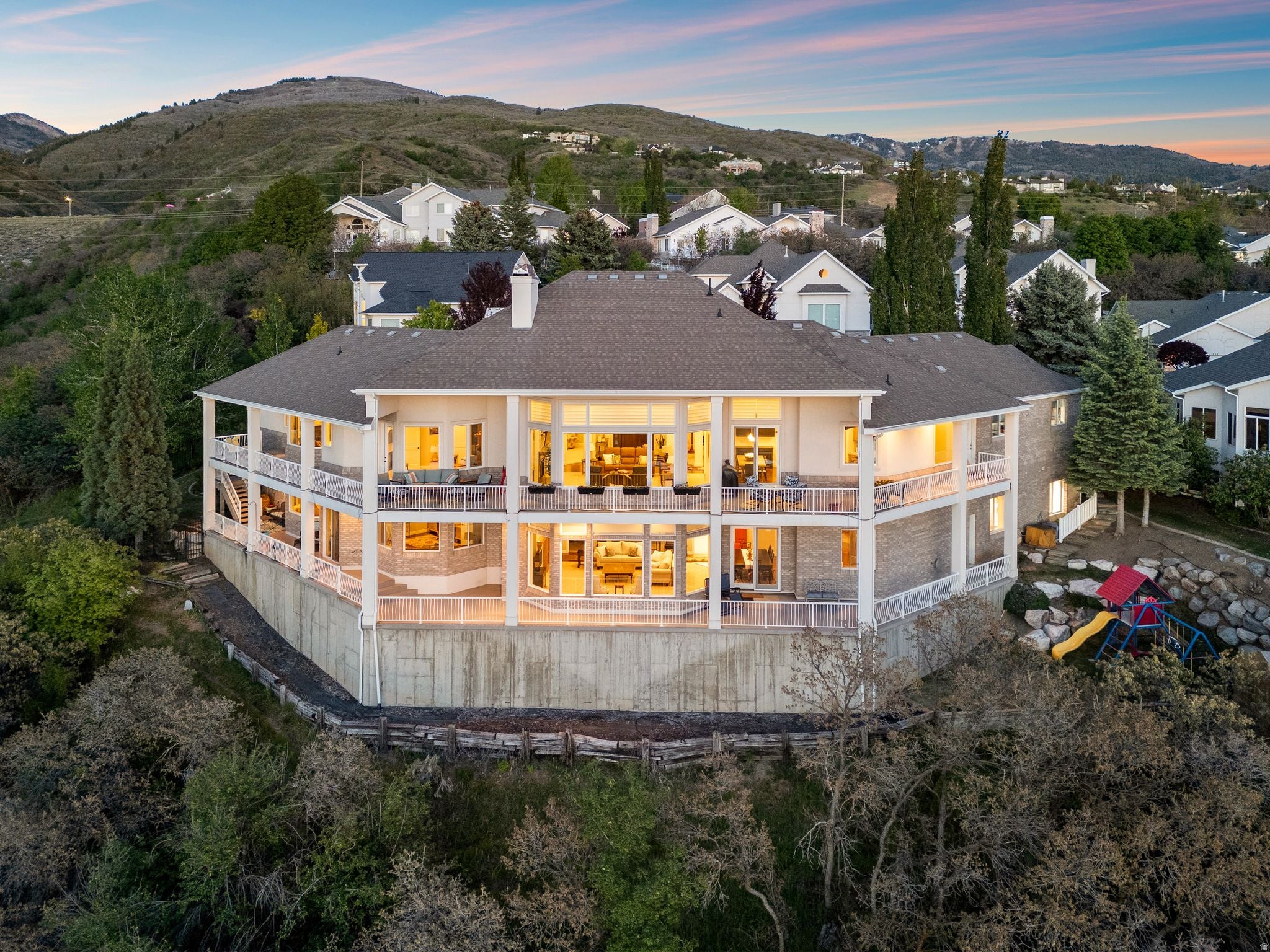 Bountiful, Utah, 84010, United States, 6 Bedrooms Bedrooms, ,6 BathroomsBathrooms,Residential,Active,2044576