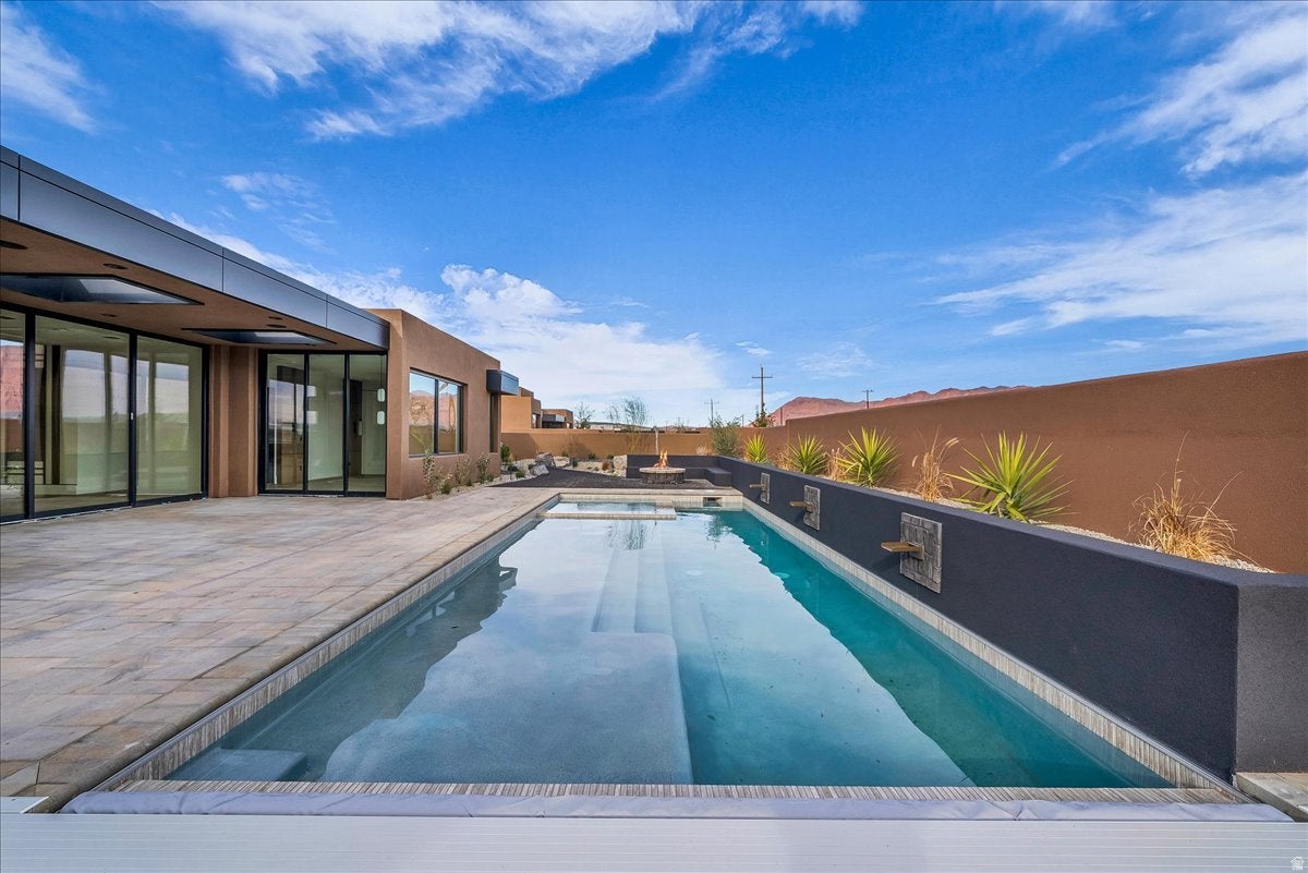 Ivins, Utah, 84738, United States, 3 Bedrooms Bedrooms, ,4 BathroomsBathrooms,Residential,Active,1986865