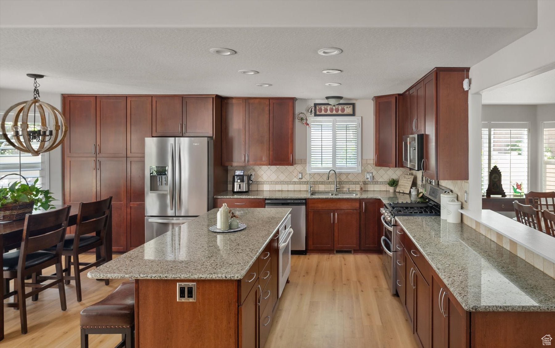 Cottonwood Heights, Utah, 84121, United States, 6 Bedrooms Bedrooms, ,3 BathroomsBathrooms,Residential,Active,1964287