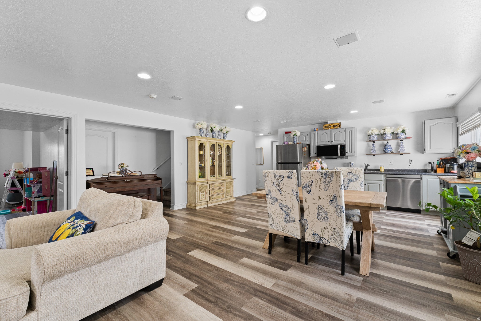 Syracuse, Utah, 84075, United States, 6 Bedrooms Bedrooms, ,4 BathroomsBathrooms,Residential,Active,2043824