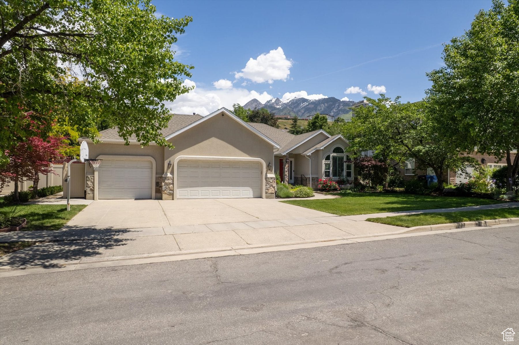 Cottonwood Heights, Utah, 84121, United States, 6 Bedrooms Bedrooms, ,3 BathroomsBathrooms,Residential,Active,1964287