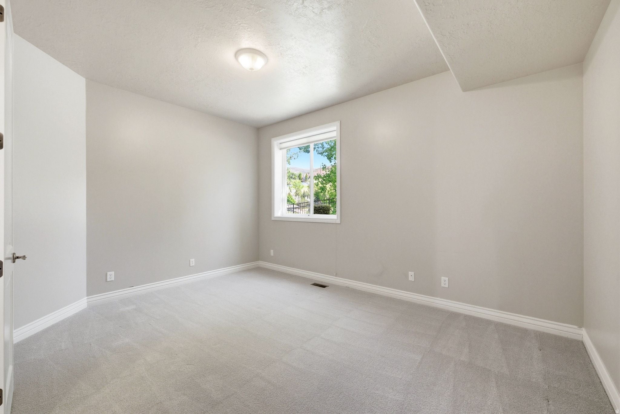 Bountiful, Utah, 84010, United States, 6 Bedrooms Bedrooms, ,6 BathroomsBathrooms,Residential,Active,2044576