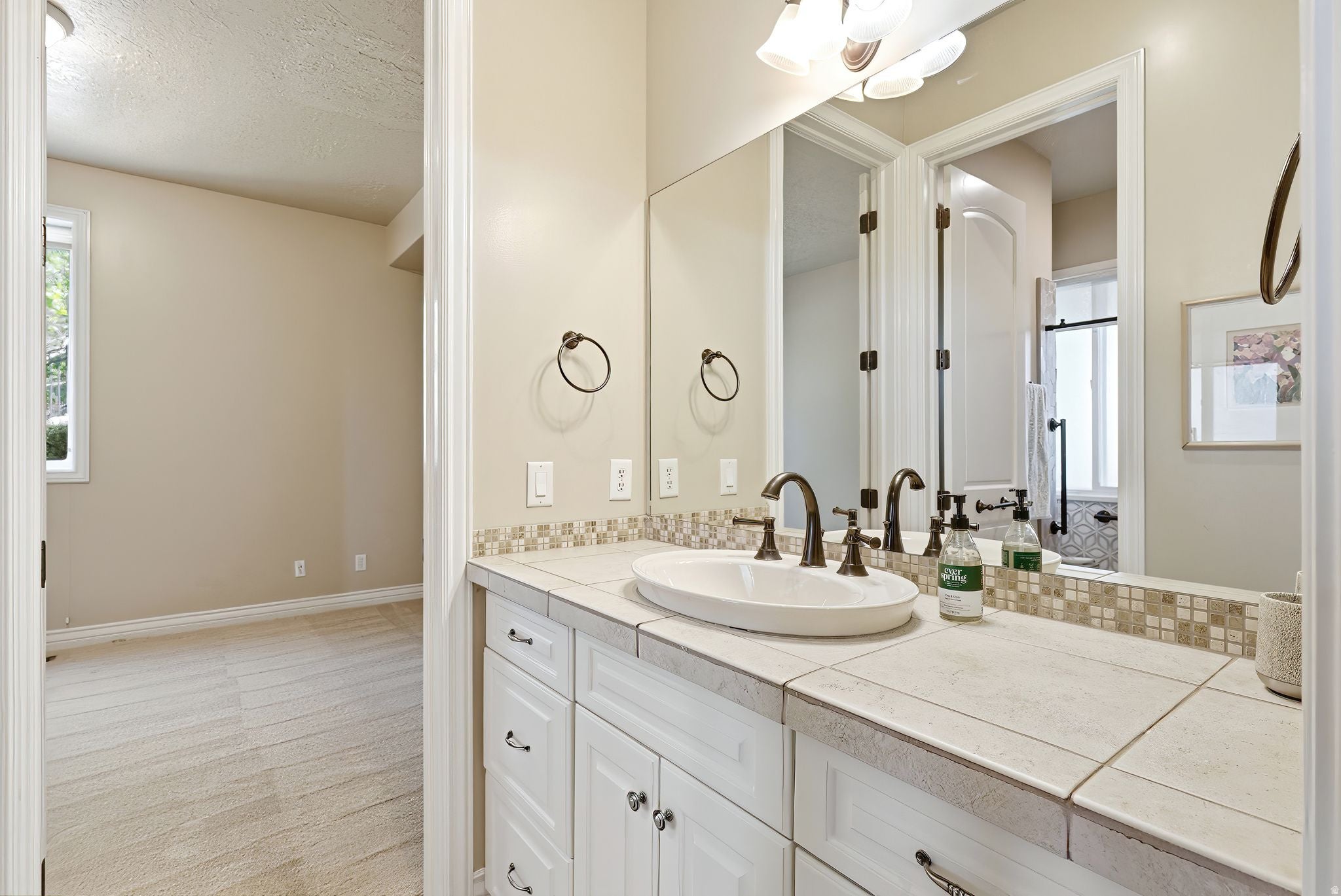 Bountiful, Utah, 84010, United States, 6 Bedrooms Bedrooms, ,6 BathroomsBathrooms,Residential,Active,2044576
