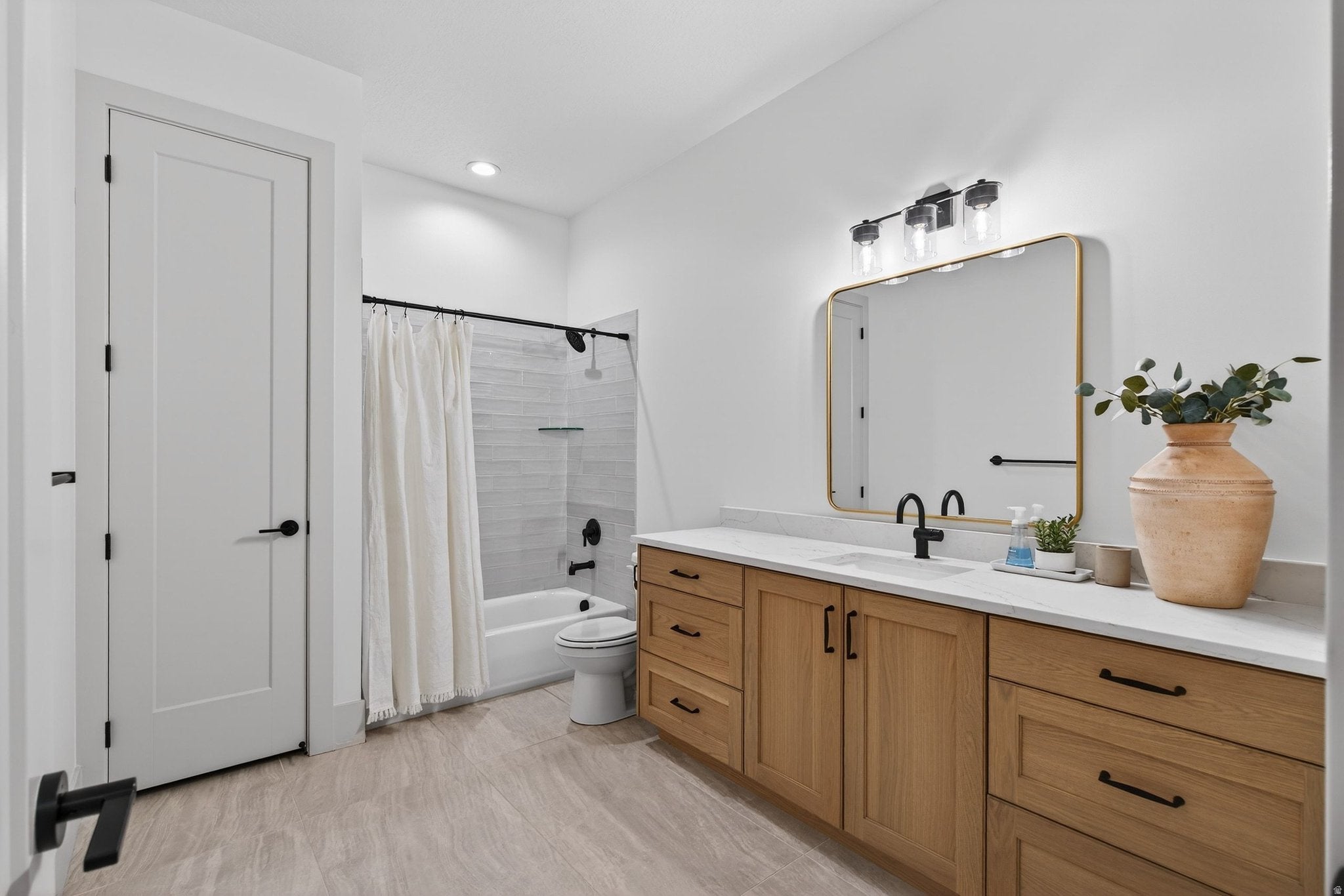 South Jordan, Utah, 84009, United States, 4 Bedrooms Bedrooms, ,4 BathroomsBathrooms,Residential,Active,2006892