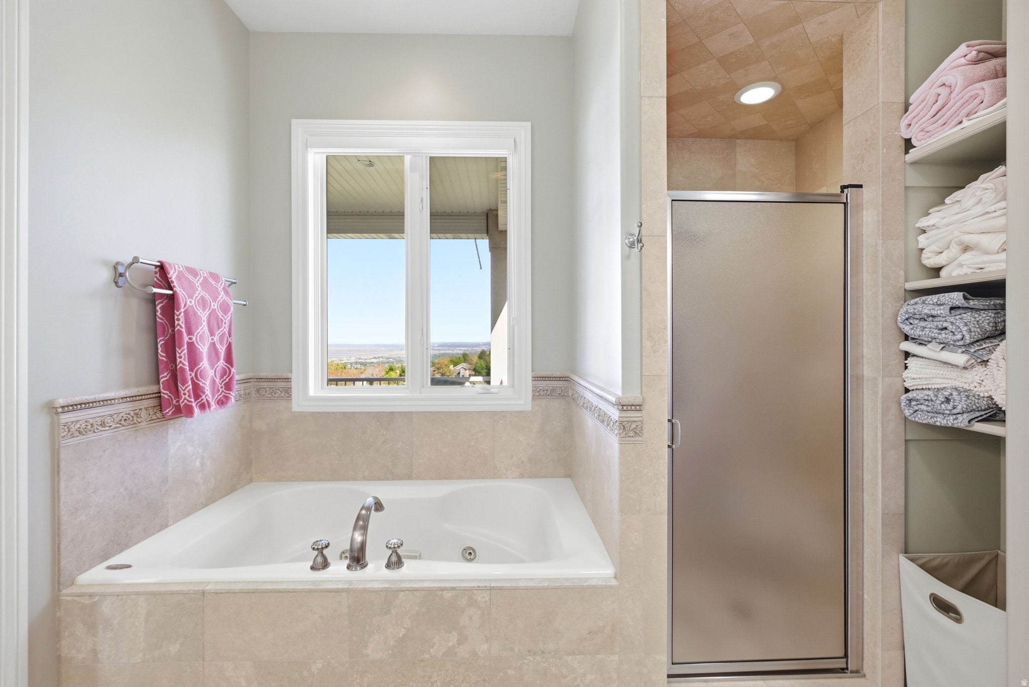 Bountiful, Utah, 84010, United States, 6 Bedrooms Bedrooms, ,6 BathroomsBathrooms,Residential,Active,2044576