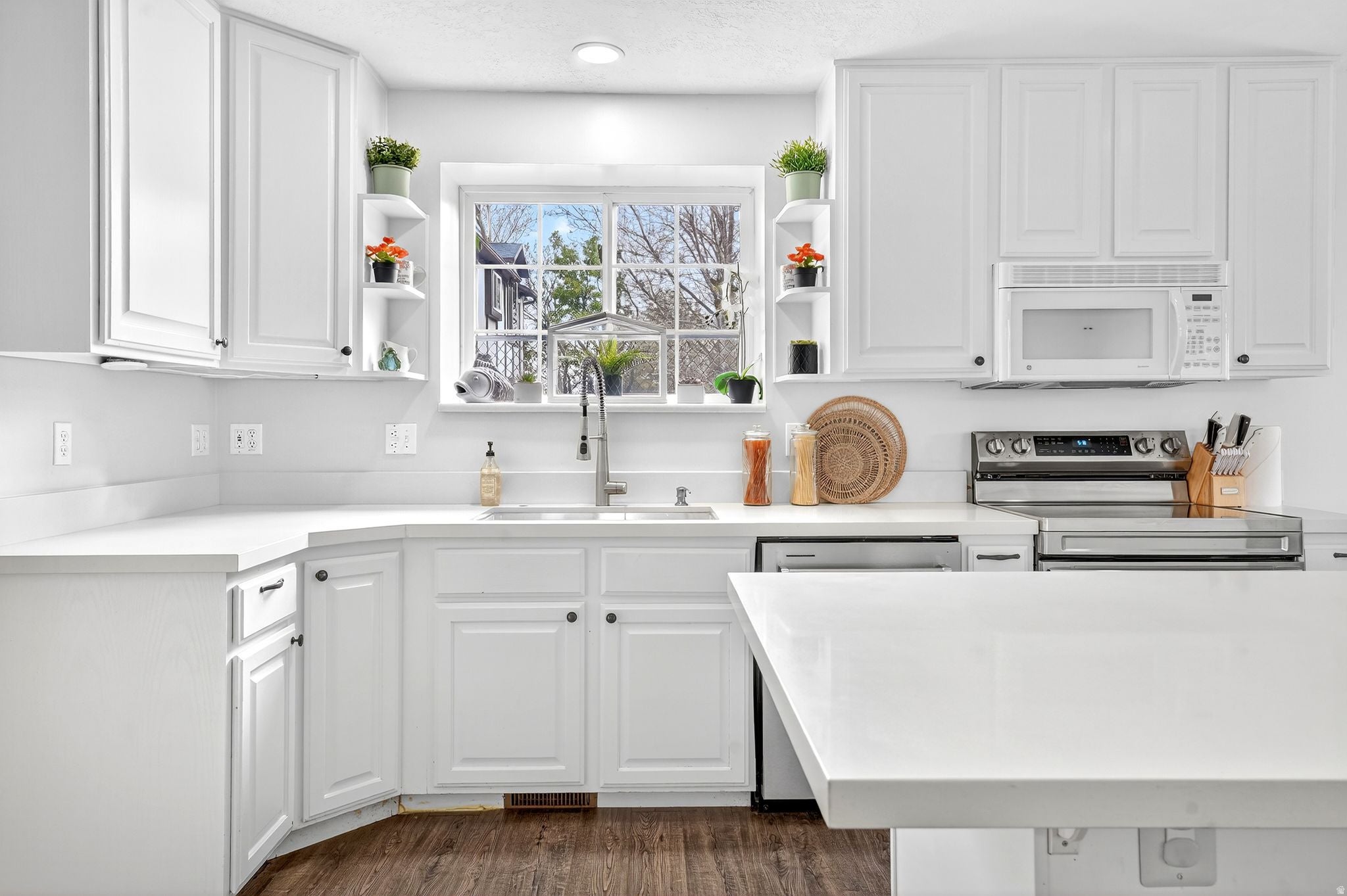 Bluffdale, Utah, 84065, United States, 10 Bedrooms Bedrooms, ,7 BathroomsBathrooms,Residential,Active,1990647