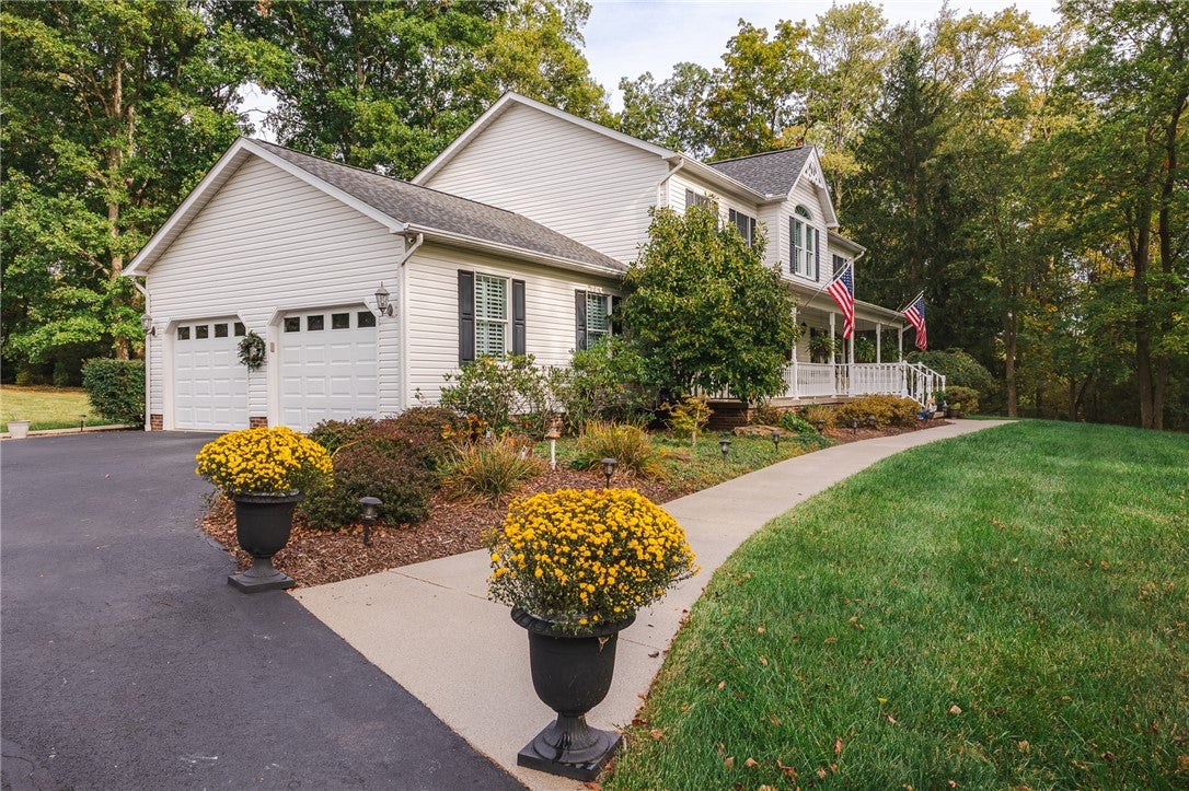 Valencia, Pennsylvania, 16059, United States, 4 Bedrooms Bedrooms, ,4 BathroomsBathrooms,Residential,Active,2011196