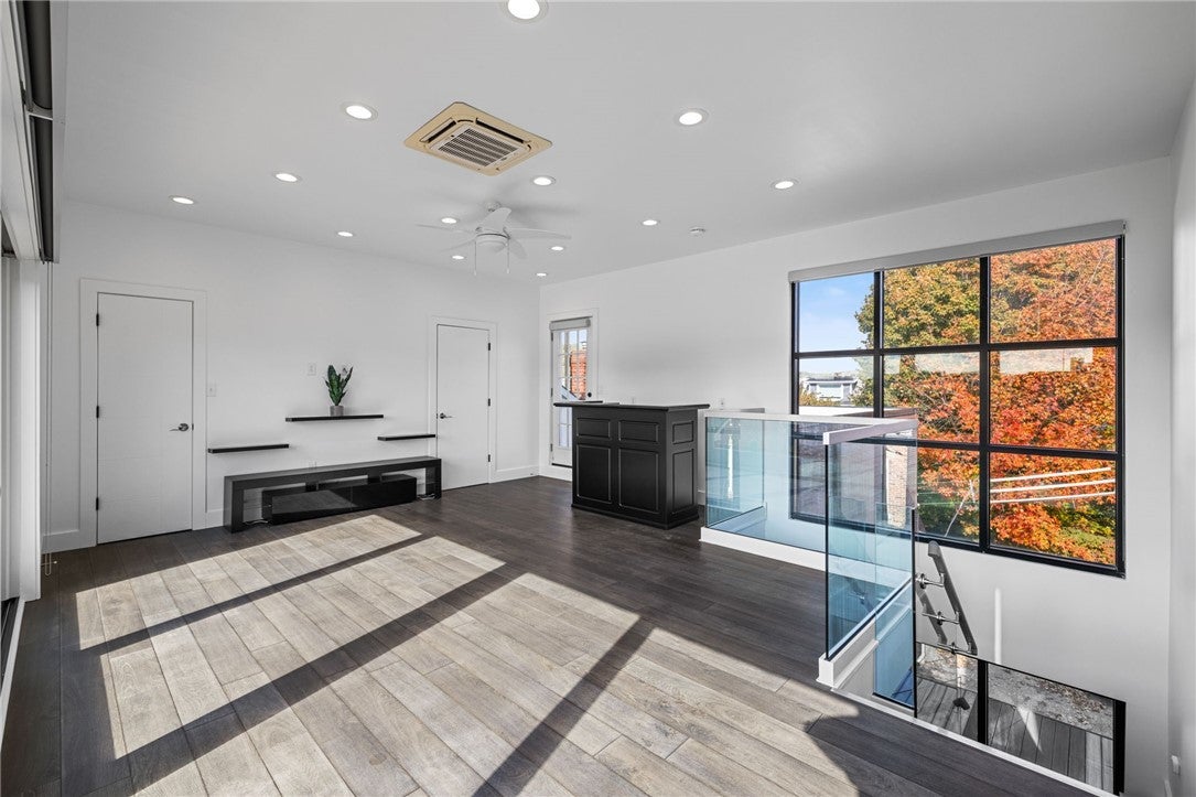 Pittsburgh, Pennsylvania, 15201, United States, 3 Bedrooms Bedrooms, ,4 BathroomsBathrooms,Residential,Active,1968384