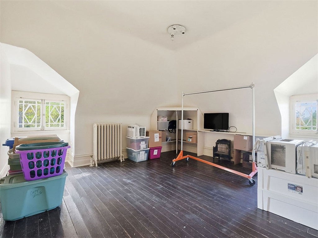 Pittsburgh, Pennsylvania, 15217, United States, 4 Bedrooms Bedrooms, ,3 BathroomsBathrooms,Residential,Active,1969666