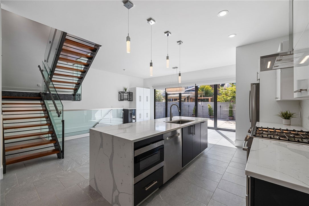 Pittsburgh, Pennsylvania, 15201, United States, 3 Bedrooms Bedrooms, ,4 BathroomsBathrooms,Residential,Active,1968384