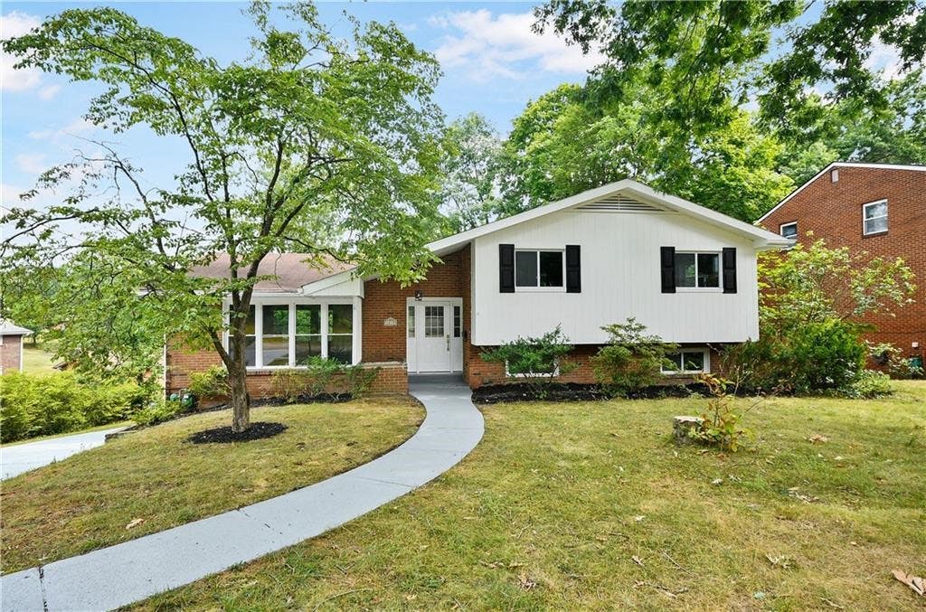 1219 HOLY CROSS DR, MONROEVILLE, PA 15146 Single Family Residence For