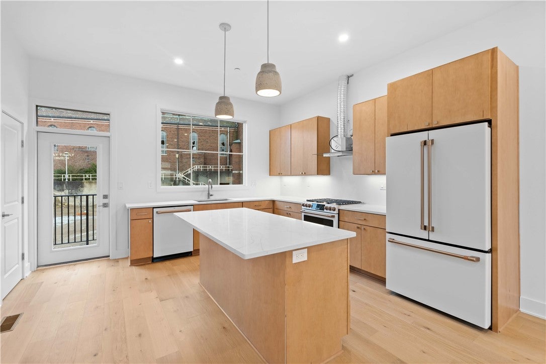 Pittsburgh, Pennsylvania, 15201, United States, 4 Bedrooms Bedrooms, ,5 BathroomsBathrooms,Residential,Active,1825068
