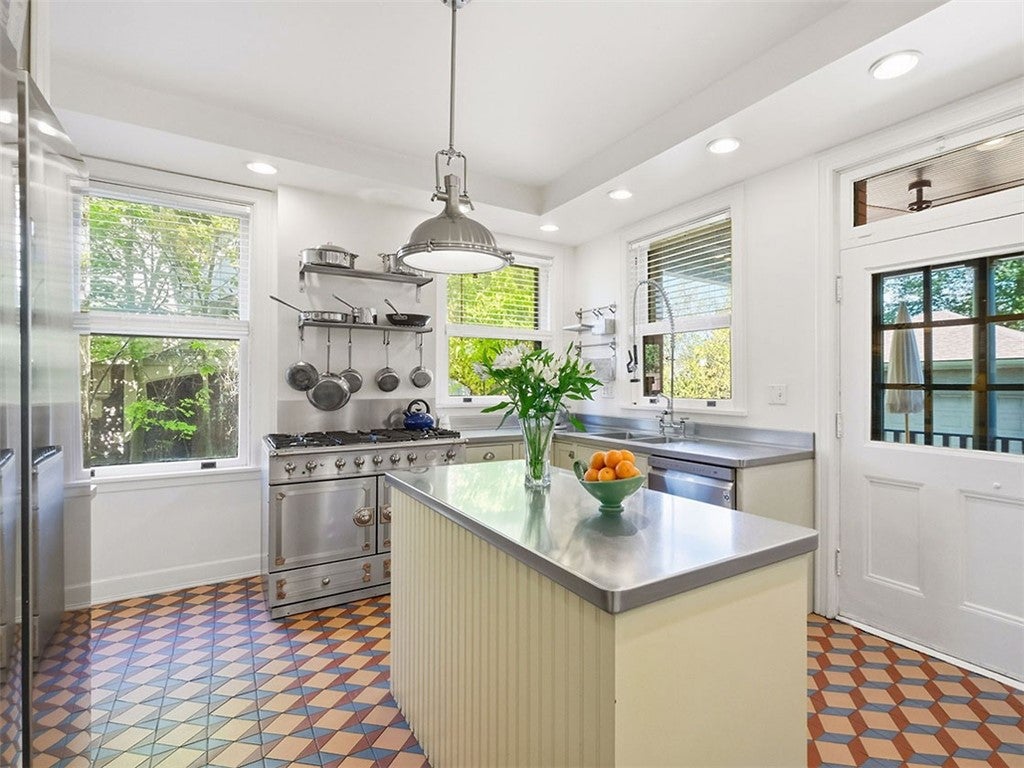 Pittsburgh, Pennsylvania, 15217, United States, 4 Bedrooms Bedrooms, ,3 BathroomsBathrooms,Residential,Active,1969666