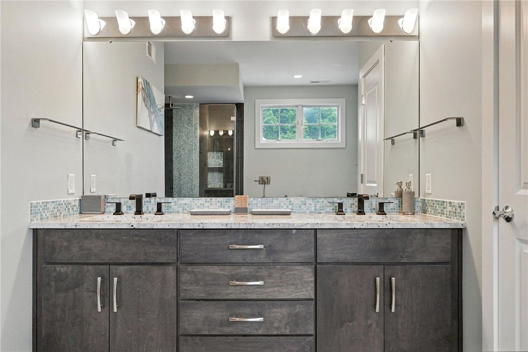 Pittsburgh, Pennsylvania, 15217, United States, 4 Bedrooms Bedrooms, ,5 BathroomsBathrooms,Residential,Active,1936146