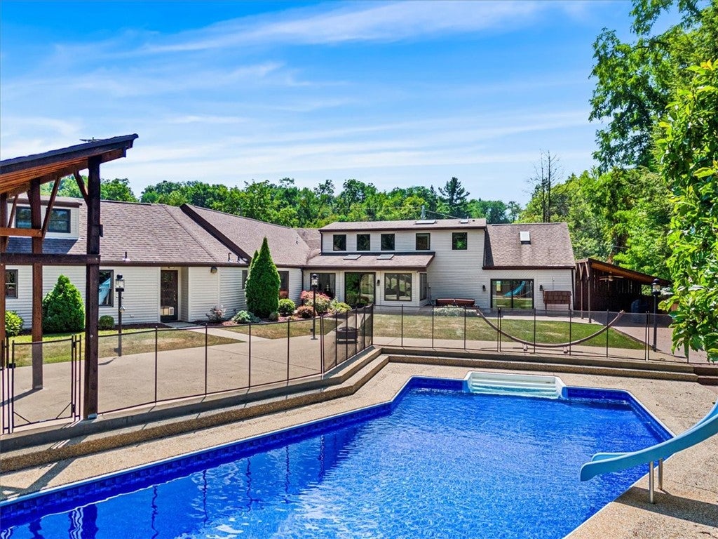 Pittsburgh, Pennsylvania, 15241, United States, 4 Bedrooms Bedrooms, ,5 BathroomsBathrooms,Residential,Active,1926915