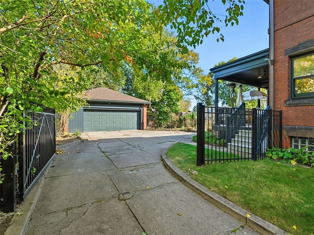 Pittsburgh, Pennsylvania, 15217, United States, 4 Bedrooms Bedrooms, ,3 BathroomsBathrooms,Residential,Active,1969666