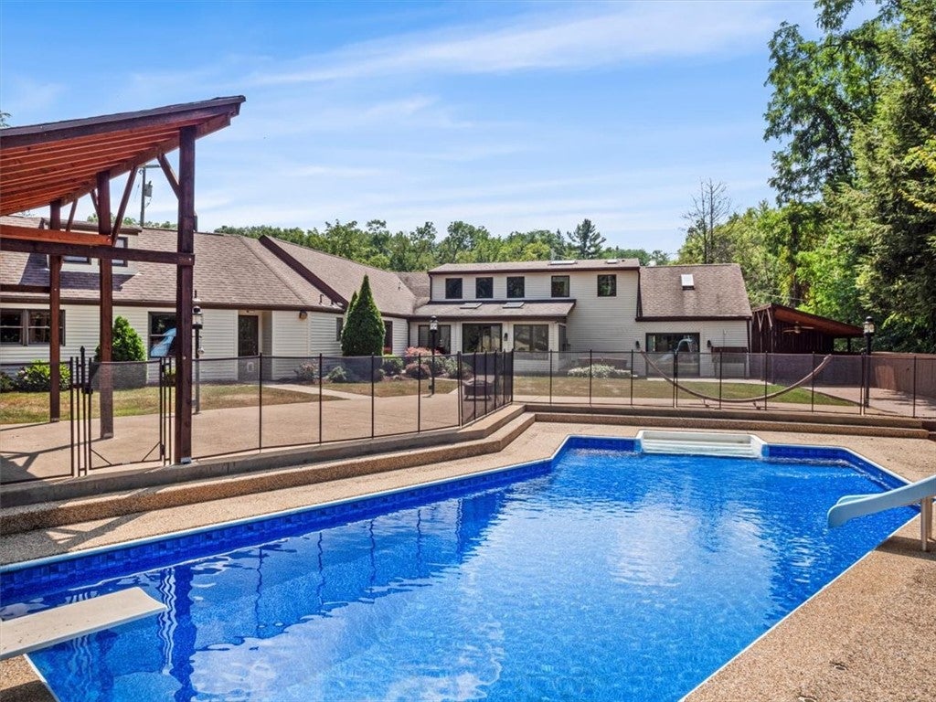 Pittsburgh, Pennsylvania, 15241, United States, 4 Bedrooms Bedrooms, ,5 BathroomsBathrooms,Residential,Active,1926915