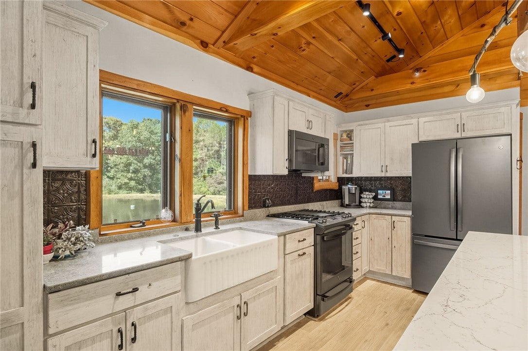 Emlenton, Pennsylvania, 16373, United States, 3 Bedrooms Bedrooms, ,3 BathroomsBathrooms,Residential,Active,1945255