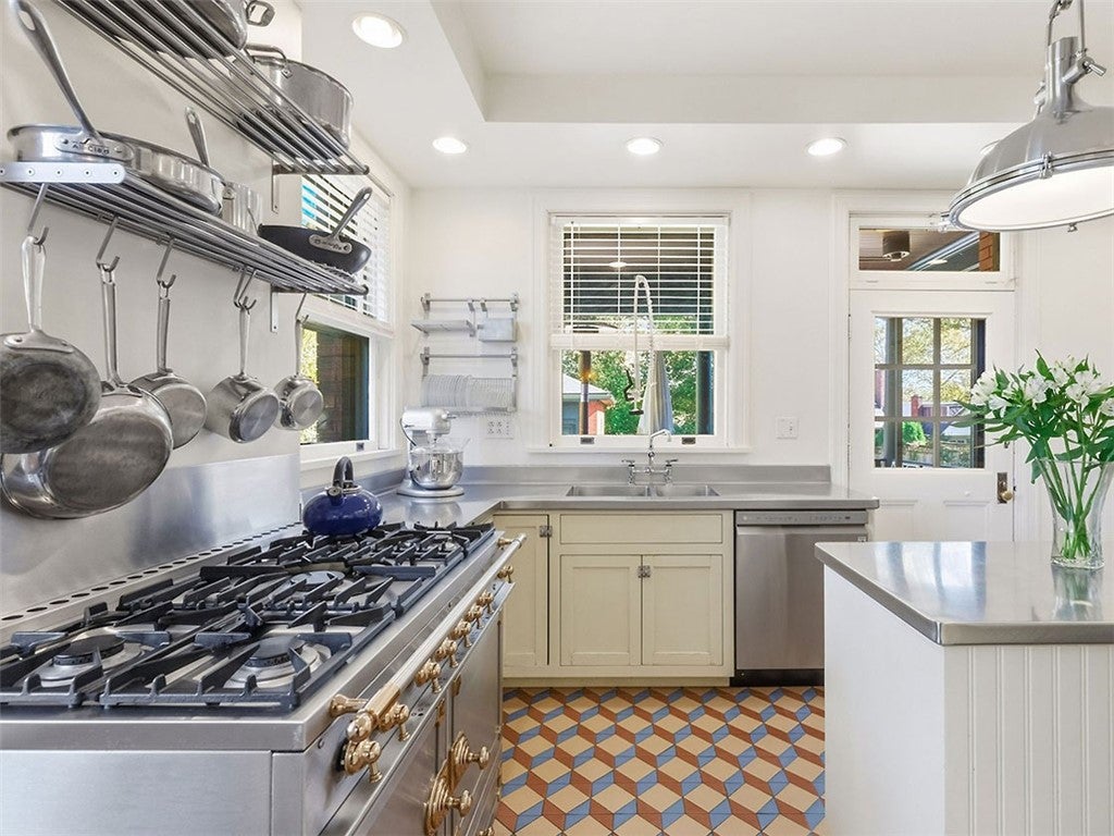 Pittsburgh, Pennsylvania, 15217, United States, 4 Bedrooms Bedrooms, ,3 BathroomsBathrooms,Residential,Active,1969666