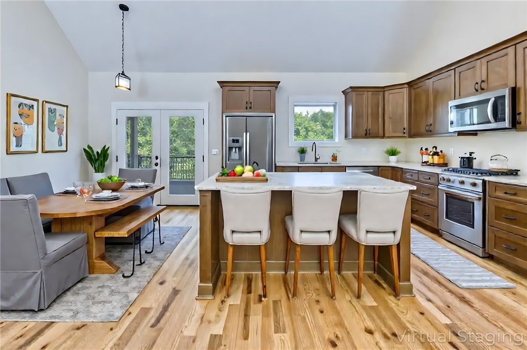 Seneca, South Carolina, 29672, United States, 3 Bedrooms Bedrooms, ,4 BathroomsBathrooms,Residential,Active,1929670