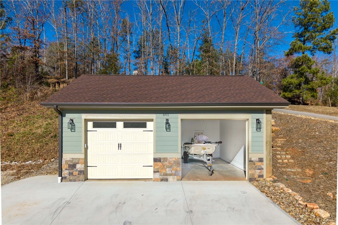 Seneca, South Carolina, 29672, United States, 3 Bedrooms Bedrooms, ,4 BathroomsBathrooms,Residential,Active,1996293