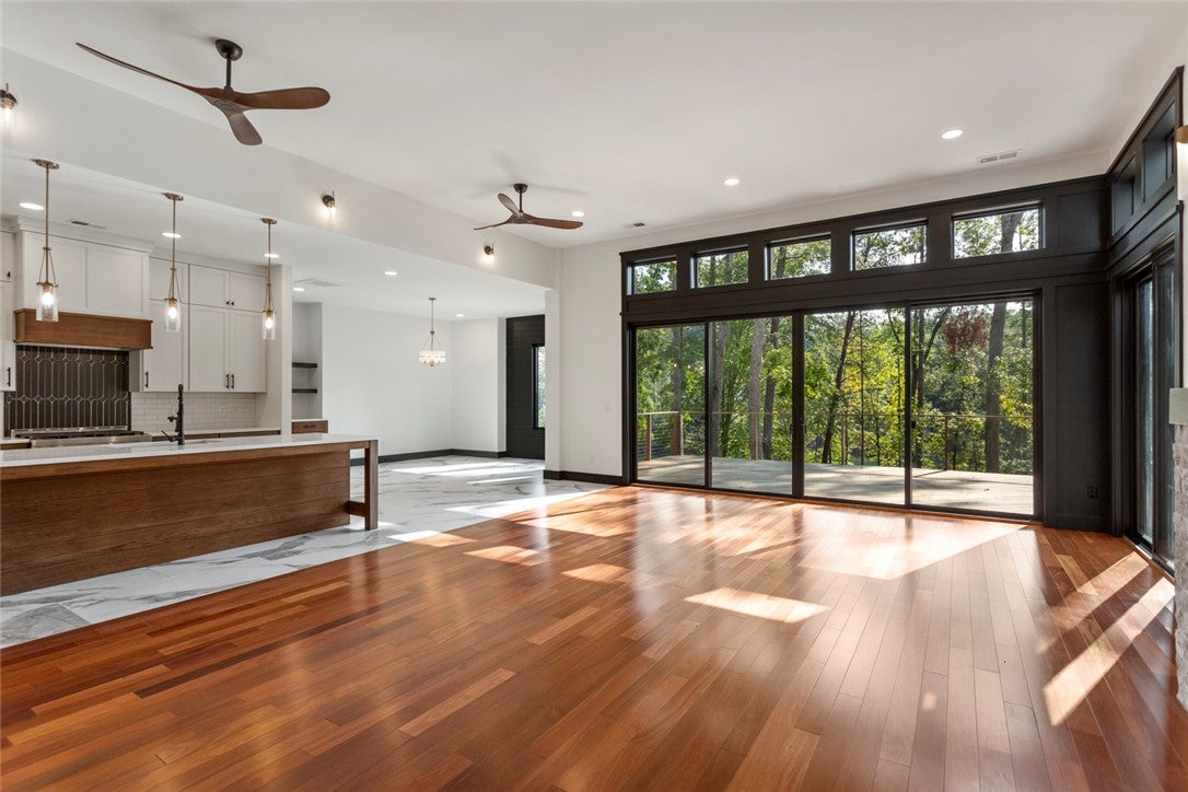 West Union, South Carolina, 29696, United States, 5 Bedrooms Bedrooms, ,7 BathroomsBathrooms,Residential,Active,1996255